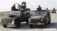 Militairen van het 42 ste bataljon Limburgse Jagers en Korps Mariniers vertrekken vanaf camp Smitty voor konvooibeveiliging. Foto: Centrum voor Audiovisuele Dienstverlening van de Koninklijke Marine (CAVDKM).